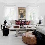 Etniczna mieszanka. Sofa z włoskiej firmy Meridiani, chiński stolik kawowy oraz marokańskie pufy.