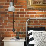 Fabryczne lampy znalezione w internecie, lustro – na targu staroci.