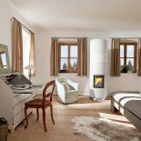 Fachowa nazwa to piec akumulacyjny KSO 25r. Oprócz tego, że świetnie wygląda (obudowa z termobetonu), grzeje nawet przez 16