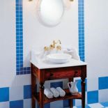 Fajansowa misa z dekoracyjnym sitkiem - 4969 zł, gresowy blat - 3515 zł, szafka z drewna jesionowego lub dębowego