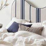 łóżko z zagłówkiem o falowanej linii