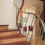 Fantazyjna poręcz ze stali wygląda nieco chaotycznie.