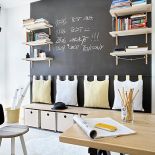 Farba tablicowa na ścianie. Landrynkowy dom w Krakowie