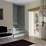 Farbami Emery Cie pomalowano nie tylko ściany, ale też schody, okap i komodę.