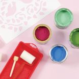 Farby: granatowa, czerwona i zielona (jasna i ciemna) i tampony z gąbki.