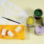 Farby i tampony z gąbki. Kłujący oset