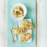 Fasolowo-ziołowe puree z bagietką. Zioła dodają smaku