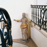 Figura świętego. Rezydencja w cieniu wiązu