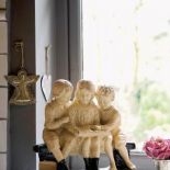 Figurka przedstawiająca dzieci czytające książke.