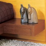 Figurki przedstawiające konie. Dom otwarty na las