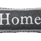 Filcowa poduszka z wyszywanym napisem (pakamera.pl)