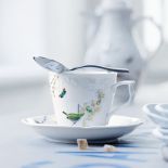 Zastawa stołowa z roślinami i owadami