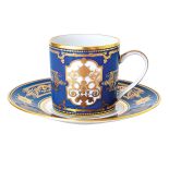 Filiżanka z serii Aux Rois marki Bernardaud – ornament został ściągnięty z drewnianych paneli, które zdobiły ściany pałacu