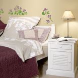 Fiołkowy wzór dobrze komponuje się z pastelowymi kolorami. Tutaj wyraźnie ożywił beże i brązy.