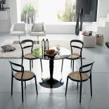 Florence ma toczoną nogę z litego drewna i blat ze sklejki. Może być też biały. Cena – od 3700