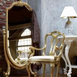 Florencka firma nawiązująca do rzemieślniczych tradycji regionu proponuje złocone meble. CHELINI