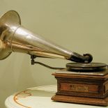 Fonograf udoskonalony przez Emile a Berlinera.