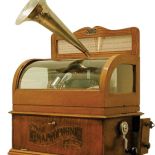 Fonograf z mechanizmem zabezpieczonym szybą.