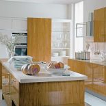 Fornir z drewna cisowego nadaje kuchni Manufakt ekskluzywny charakter. Meble zrobiono w niemieckiej fabryce Ebke