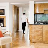 Fornir z tygrysiej brzozy i cętkowany granit nie tylko w kuchni. Z takich samych matriałów została zrobiona obudowa kominka