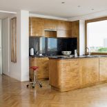 Fornir z tygrysiej brzozy i cętkowany granit.