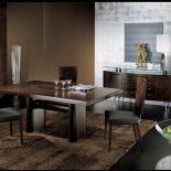 Fornirowana egzotycznym drewnem kolekcja Vanity firmy Giorgio. Cena kompletu (stół, osiem krzeseł i bufet) - 61 500 zł. PATT
