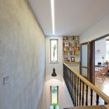 Dom zagadka – wnętrze z parkietem na ścianie