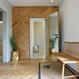 Dom zagadka – wnętrze z parkietem na ścianie