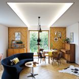 Dom zagadka – wnętrze z parkietem na ścianie