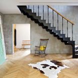 Dom zagadka – wnętrze z parkietem na ścianie