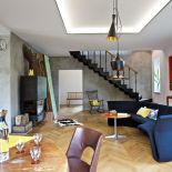 Dom zagadka – wnętrze z parkietem na ścianie