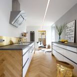 Dom zagadka – wnętrze z parkietem na ścianie