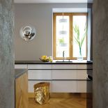 Dom zagadka – wnętrze z parkietem na ścianie