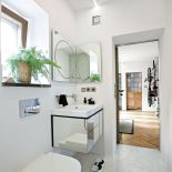 Dom zagadka – wnętrze z parkietem na ścianie