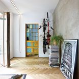 Dom zagadka – wnętrze z parkietem na ścianie