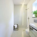 Dom zagadka – wnętrze z parkietem na ścianie