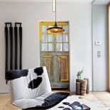 Dom zagadka – wnętrze z parkietem na ścianie