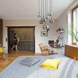 Dom zagadka – wnętrze z parkietem na ścianie