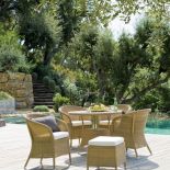 Fotel Derby (1632 zł), stół z kolekcji Lansing (3184 zł) i podnóżek Hampsted (1236 zł). DECOLOR