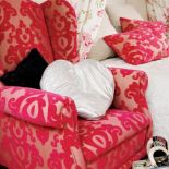 Fotel i poduszki są obszyte taką samą tkaniną.