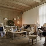 Fotel i stół w sali kominkowej - Van Thiel Antiques, poduszki w kolorze gothic blue Gianfranco Ferre z salonu Archidzieło.