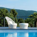 Fotel Kingston sunchair od Cane Line. Cena – 5200 zł plus podnóżek za 1400 zł. WILLOW HOUSE