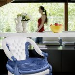 Fotel przerobiony specjalnie dla białego teriera westie.