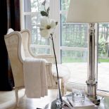 Fotel, stolik i lampka. Dom jak z bajki