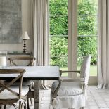 Fotel w białej sukience w stylu ludwikowskim.