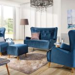 niebieski fotel uszak