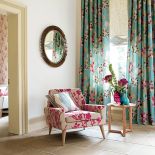 Fotel we flokowanej tkaninie Blossom (280 zł/m) marki Harlequin. IMPRESJE HOME COLLECTION