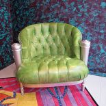 Fotel z kolekcji La nuova tradizione zaprojektowany dla Colombo Stile. Dziś stoi w paryskim showroomie Rampazziego.