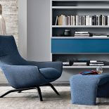 Fotel z podnóżkiem Ermes marki MisureEmme, projekt: Mauro Lipparini. Nogi z litego dębu, zdejmowany pokrowiec.