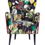 Zgrabny klubowy fotel w tkaninie w kwiaty i owoce, DECODORE